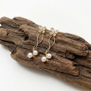 ethereal-crystal-blossom-wavy-pearl-drop-earrings