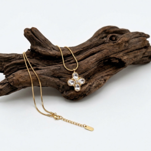 luminous-crystal-clover-gold-pendant-necklace